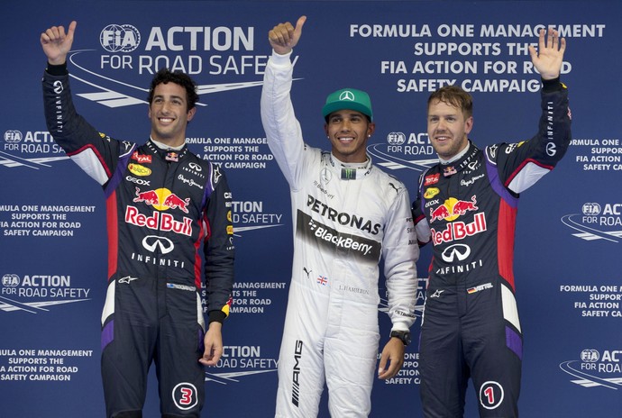 Lewis Hamilton entre Daniel Ricciardo e Sebastian Vettel: os três primeiros do grid de largada do GP da China (Foto: AP)