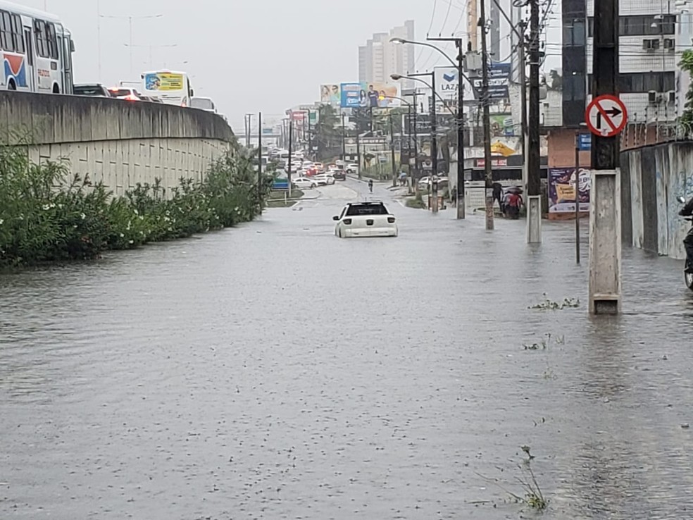 Marginal da BR-101 próxima ao viaduto que dá acesso à UFRN está alagada — Foto: Bruno Vital/G1