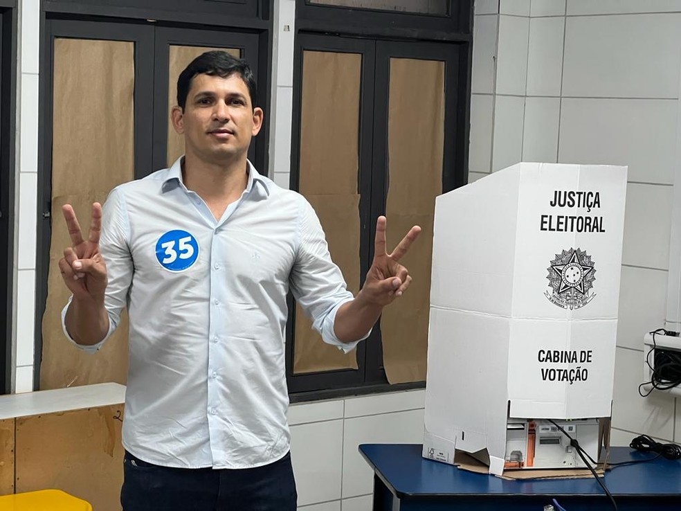 Candidato ao governo de Alagoas, Bombeiro Luciano Fontes, votou no Colégio Santa Úrsula, na Jatiúca — Foto: Asssessoria