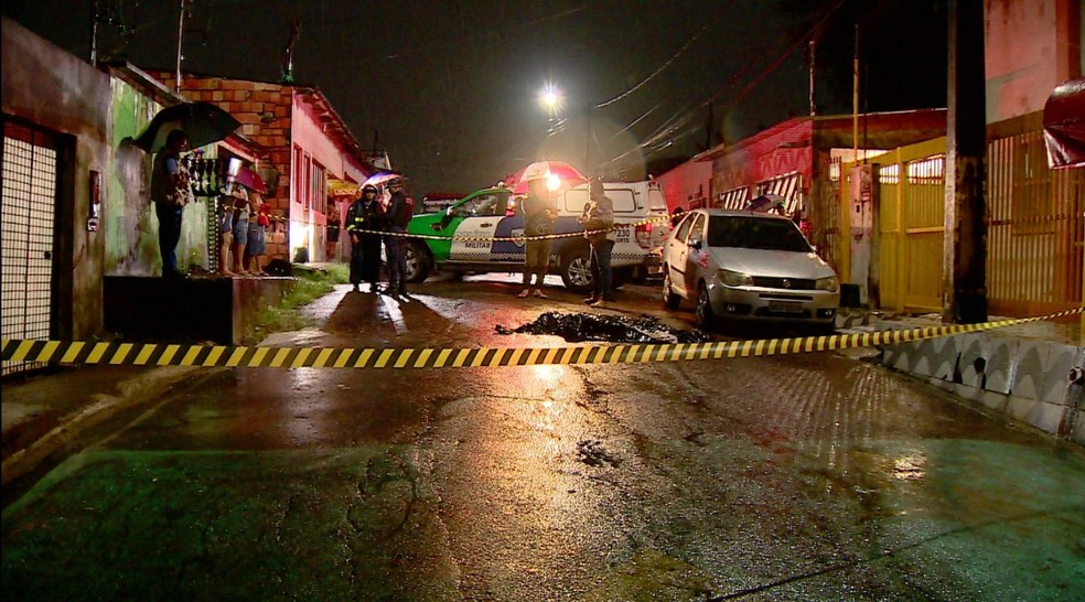 Homem foi morto a tiros, no Novo Aleixo, em Manaus — Foto:  Sandro Feitosa