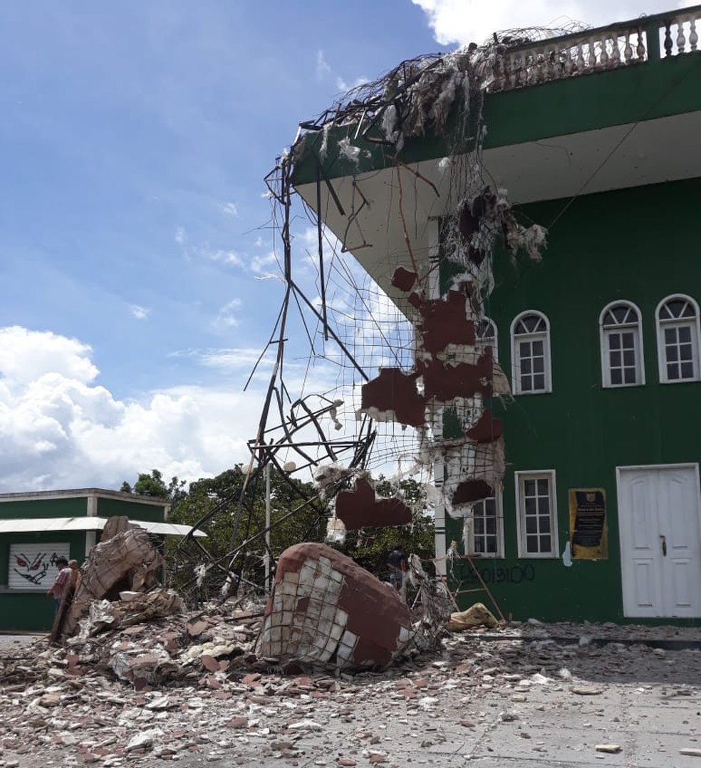 Imagem de São Benedito desabou do mirante em Bragança — Foto: Reprodução/Tv Liberal