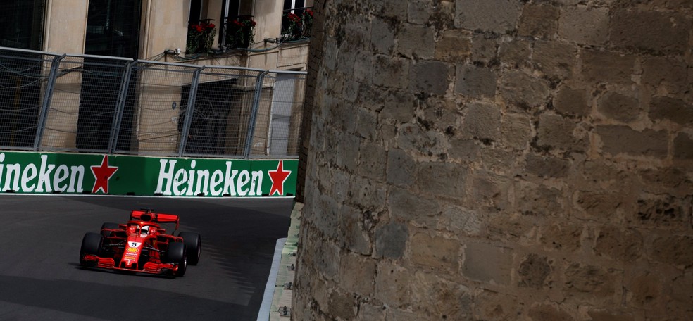 Vettel sofreu nos dois treinos livres em Baku (Foto: EFE)