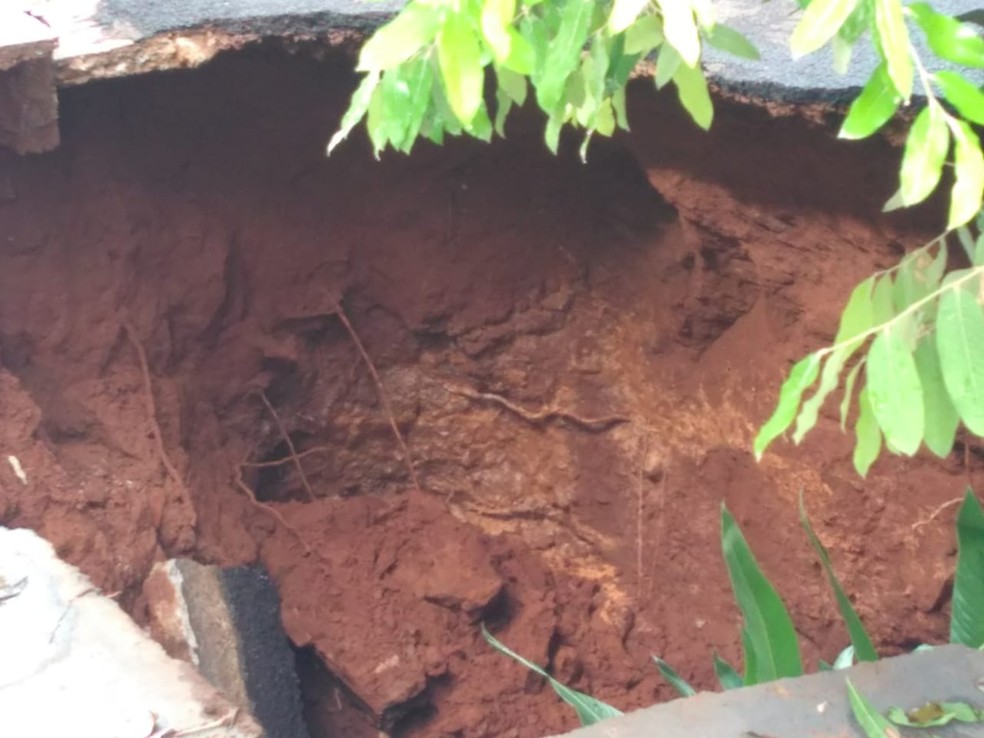 Cratera foi isolada em Andradina (SP) â Foto: Defesa Civil/DivulgaÃ§Ã£o
