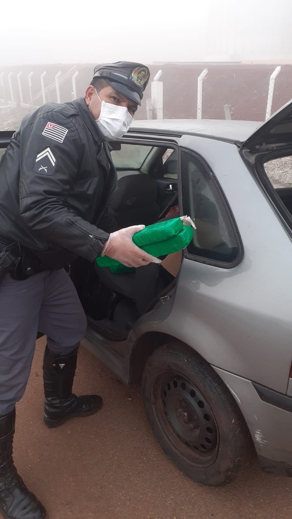 Diversos tijolos de maconha são apreendidos em carro em Angatuba — Foto: Polícia Militar Rodoviária/Divulgação