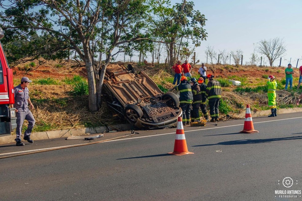 Capotamento foi na SP-425, em Martinópolis — Foto: Murilo Antunes 