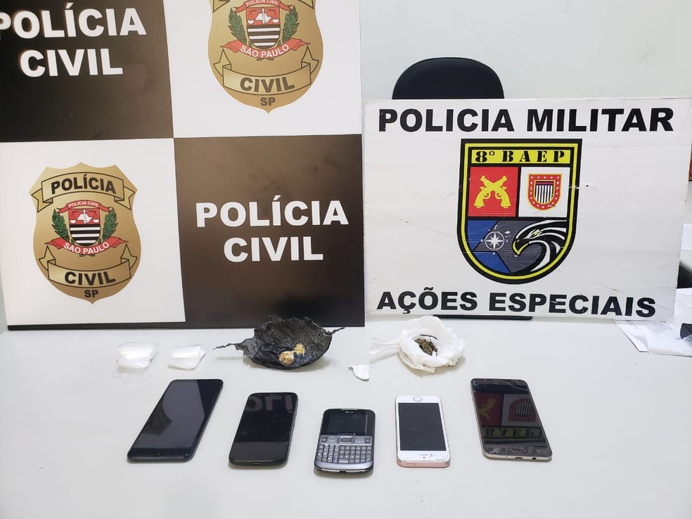 Porções de drogas e celulares foram apreendidos — Foto: Polícia Civil