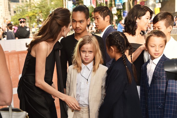A atriz Angelina Jolie com seus seis filhos e amigos das crianças (Foto: Getty Images)