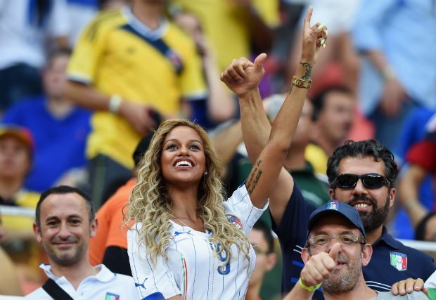 Fanny Neguesha comemora o gol de Balotelli em Manaus (Foto: Getty Images)
