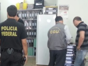 Foram apreendidos docuementos para serem analisados (Foto: Divulgação/Polícia Federal)