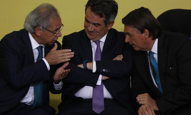 O ministro da Casa Civil, Ciro Nogueira (centro) entre o colega da Economia, Paulo Guedes, e o presidente Jair Bolsonaro