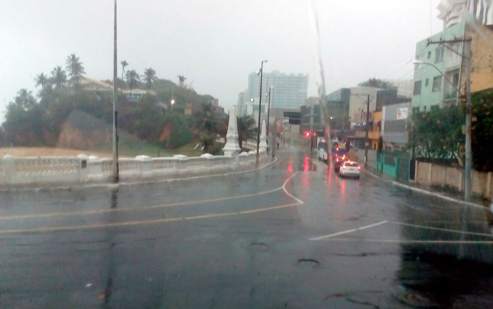 Tempo chuvoso em Salvador nesta sexta-feira (Foto: Danutta Rodrigues/G1)