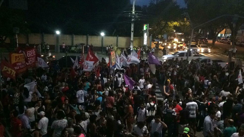 Manifestantes saíram em caminhada em direção à Fiern (Foto: Andrea Tavares)
