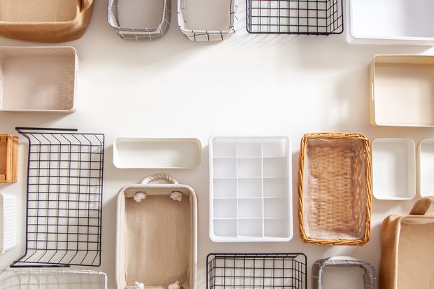 Top view of empty closet organization boxes and steel wire baskets in different shape placed on white marble table with copy space. Marie Kondo hikidashi boxes for tidying clothes and drawer storage (Foto: Getty Images/iStockphoto)