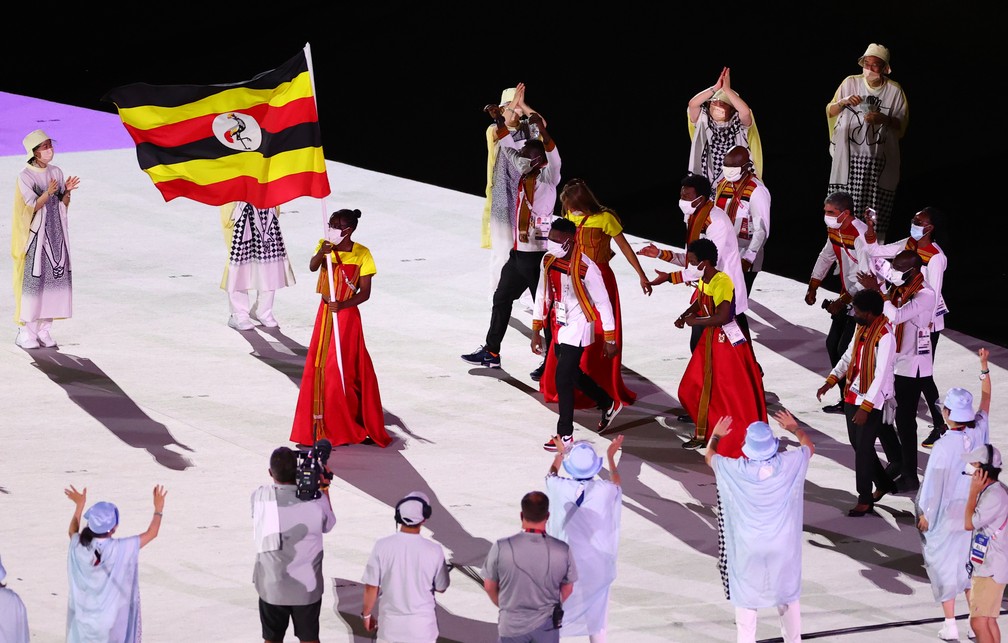 Kirabo Namutebi carrega a bandeira de Uganda durante a cerimônia de abertura dos Jogos Olímpicos de Tóquio, no Japão — Foto: Marko Djurica/Reuters