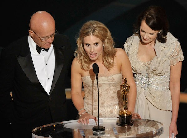 Kate Ledger junto com os pais e o Oscar póstumo vencido por Heath Ledger (Foto: Getty Images)