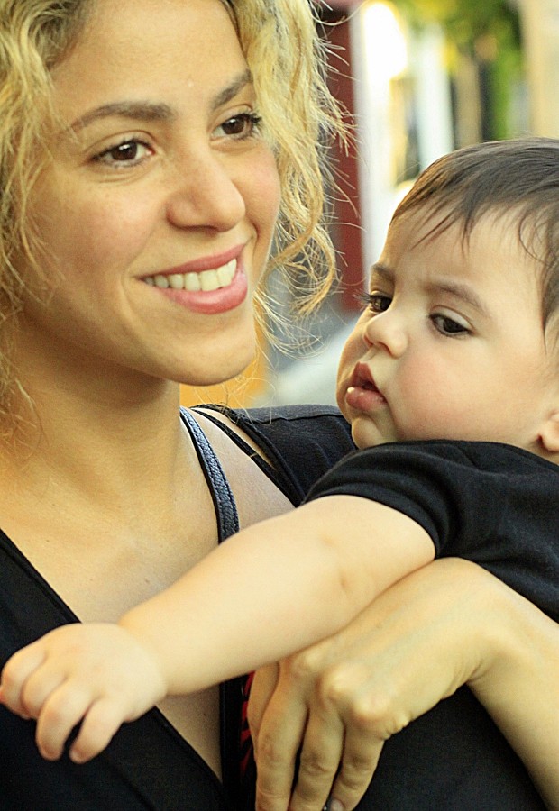 Fofura! Sorridente, Shakira passeia com Milan em shopping ...