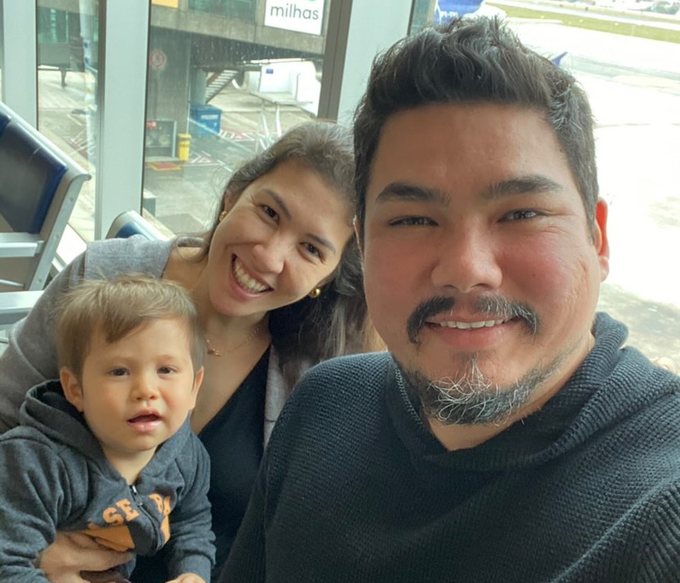 Isabele Kazahaya e Gustavo Yoshio Watanabe Silva já têm o visto e tentam liberação do consulado para levar o filho em viagem aos EUA — Foto: Arquivo pessoal 