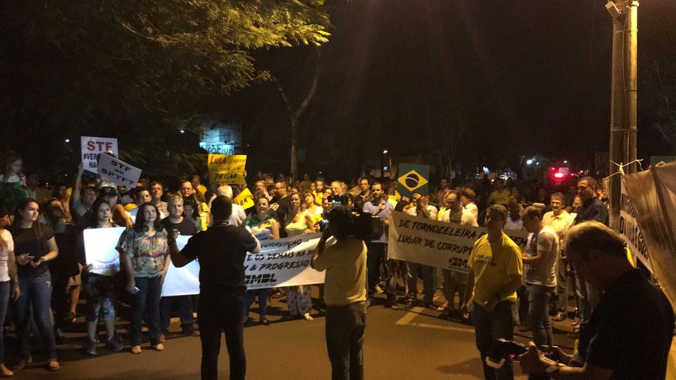 Em Dourados, os manifestantes contra Lula escolheu o fórum do 2º maior município de MS (Foto: Andressa Lorenzetti/TV Morena)