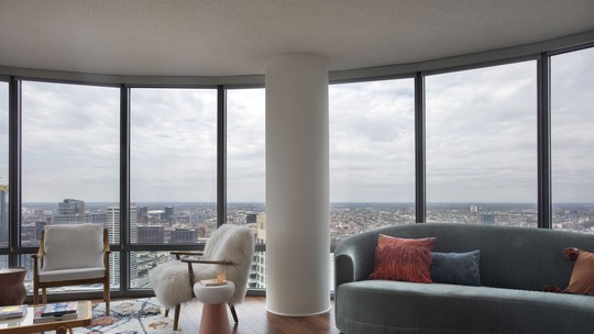 Em Chicago, apartamento alugado de 92 m² possui décor com inspiração boho-chic