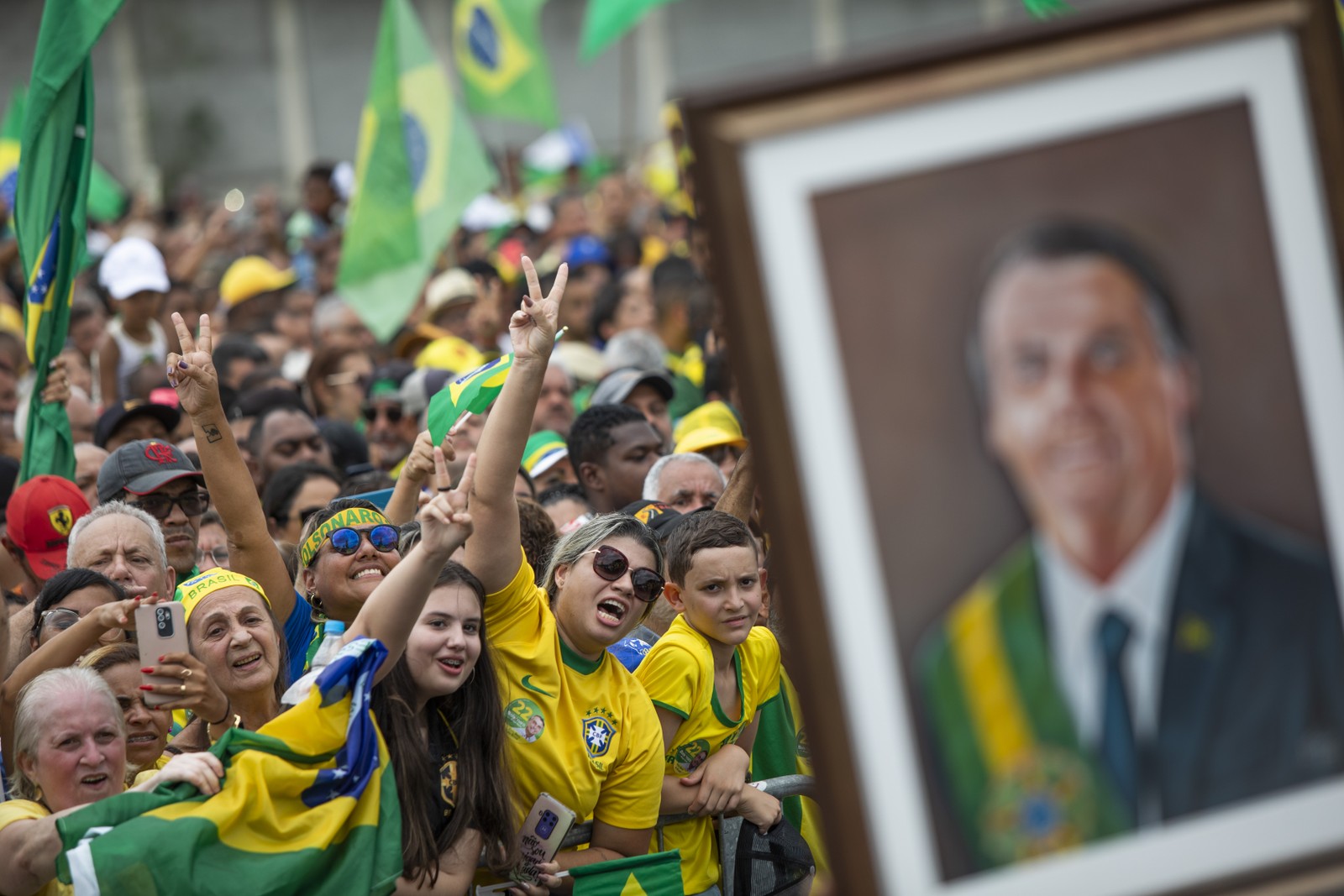 Apoiadores de Bolsonaro durante ato de campanha em São Gonçalo, Região Metropolitana do Rio — Foto: Guito Moreto