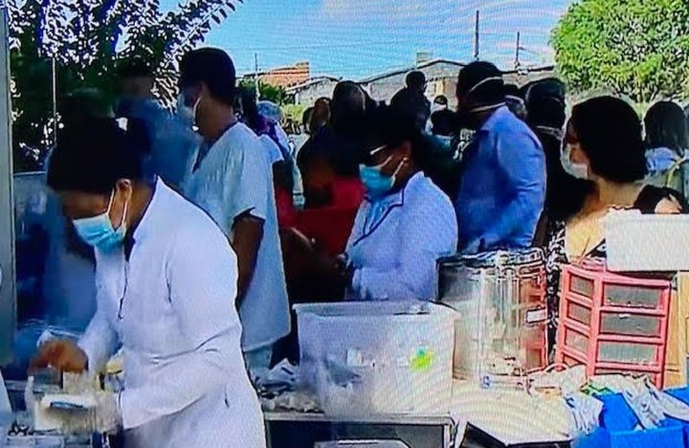 Funcionários tentam salvar insumos durante incêndio em hospital de Aracaju  — Foto: Reprodução/TV Sergipe