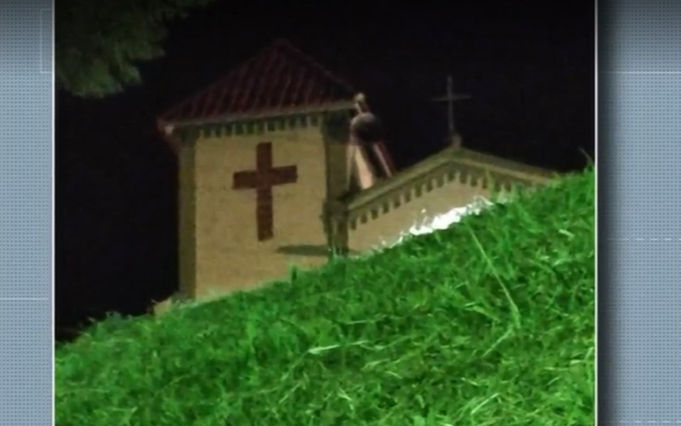 Crianças afirmam ter visto imagem de Nossa Senhora de Fátima em telhado de capela de Cristina, MG — Foto: Reprodução/EPTV