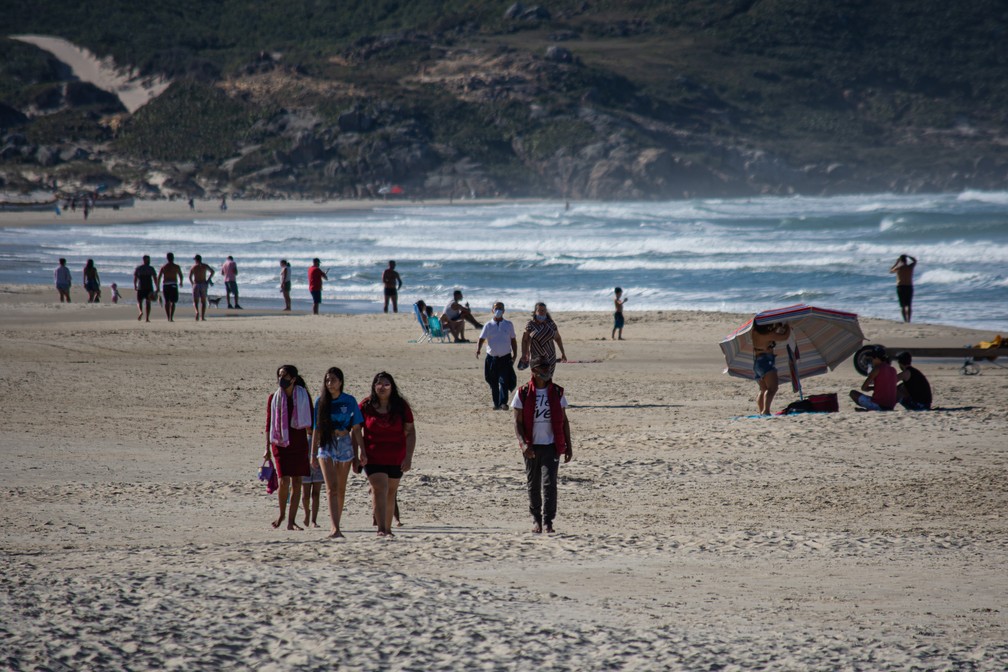 21 de junho - Movimentação intensa de banhistas nas praias de Florianópolis (SC), neste domingo (21) — Foto: Roberto Zacarias/Mafalda Press/Estadão Conteúdo