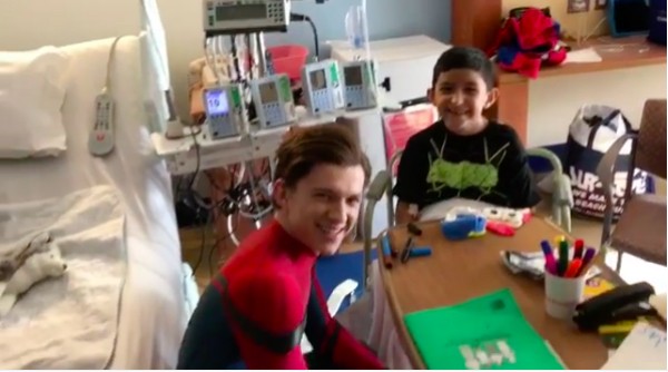 O ator Tom Holland vestido de Homem-Aranha em um hospital (Foto: Instagram)