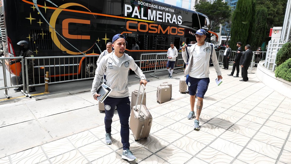 Artur, do Palmeiras, na chegada a La Paz — Foto: Cesar Greco / Palmeiras