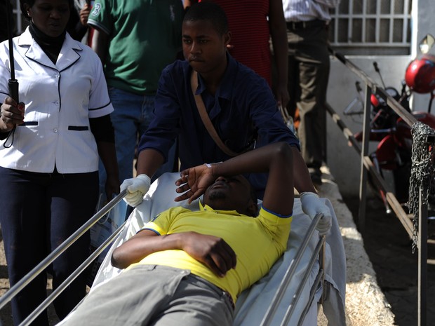 Aluno ferido é retirado da Strathmore University, em Nairobi, no Quênia após tumulto em uma simulação de ataque terrorista na segunda (30) (Foto: AFP Photo/John Muchucha)