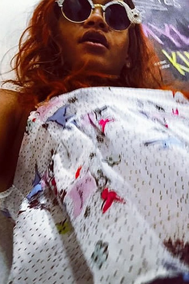  Rihanna wearing her Ines de la Fressange ‘Parisian’ top (Foto: Instagram / @badgalriri)