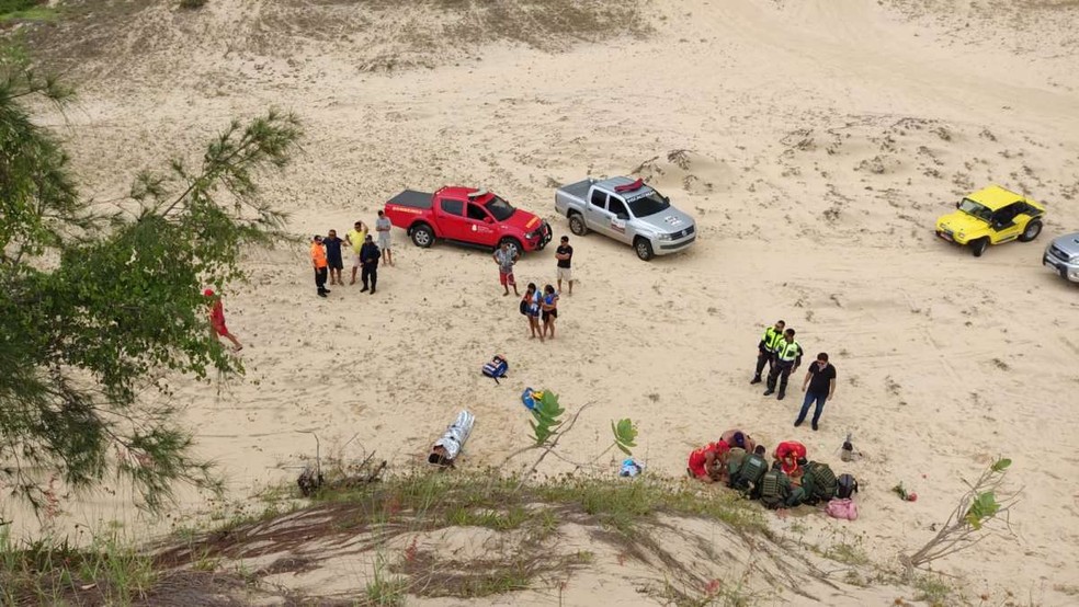 Vítimas são socorridas por agentes do Corpo de Bombeiros após acidente com buggy. — Foto: Divulgação/Corpo de Bombeiros do Ceará