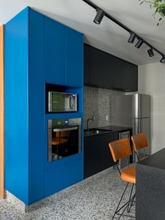 Executado pela Todeschini, o bloco de laca azul, da linha Life Colors, abriga os eletrodomésticos. Projeto do Estúdio Uvva