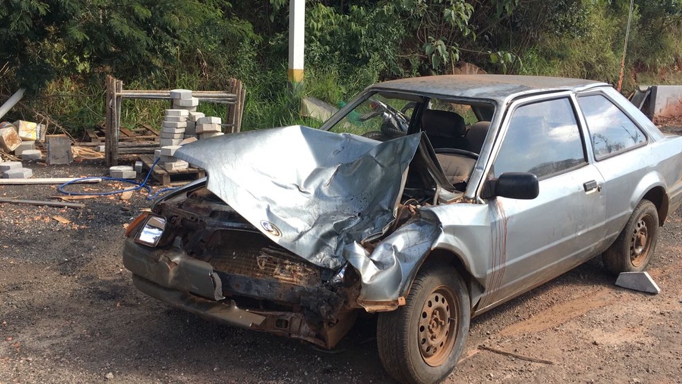 Motorista do carro morreu após batida em rodovia de Cerqueira César (Foto: Pedro Salgado/TV TEM)
