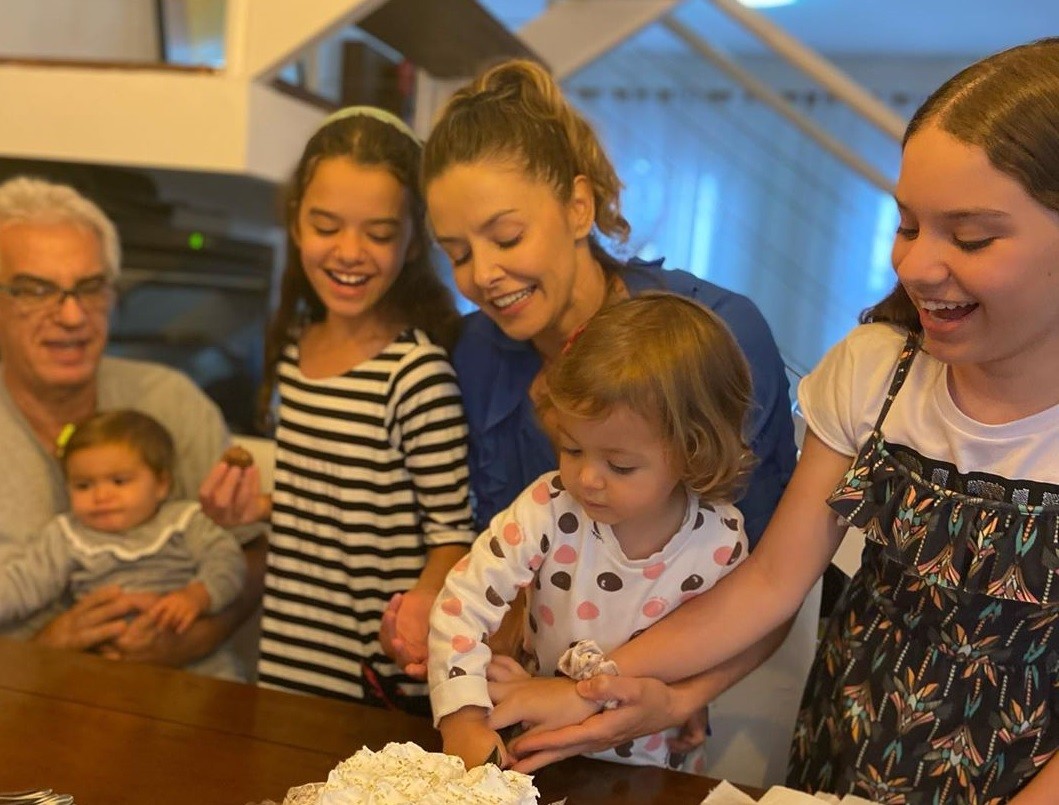 Bianca Rinaldi comemora aniversário com filhas gêmeas, Beatriz e Sofia, marido, o empresário Eduardo Menga, e as netas postiças, Helena e Giulia  (Foto: Reprodução/Instagram)