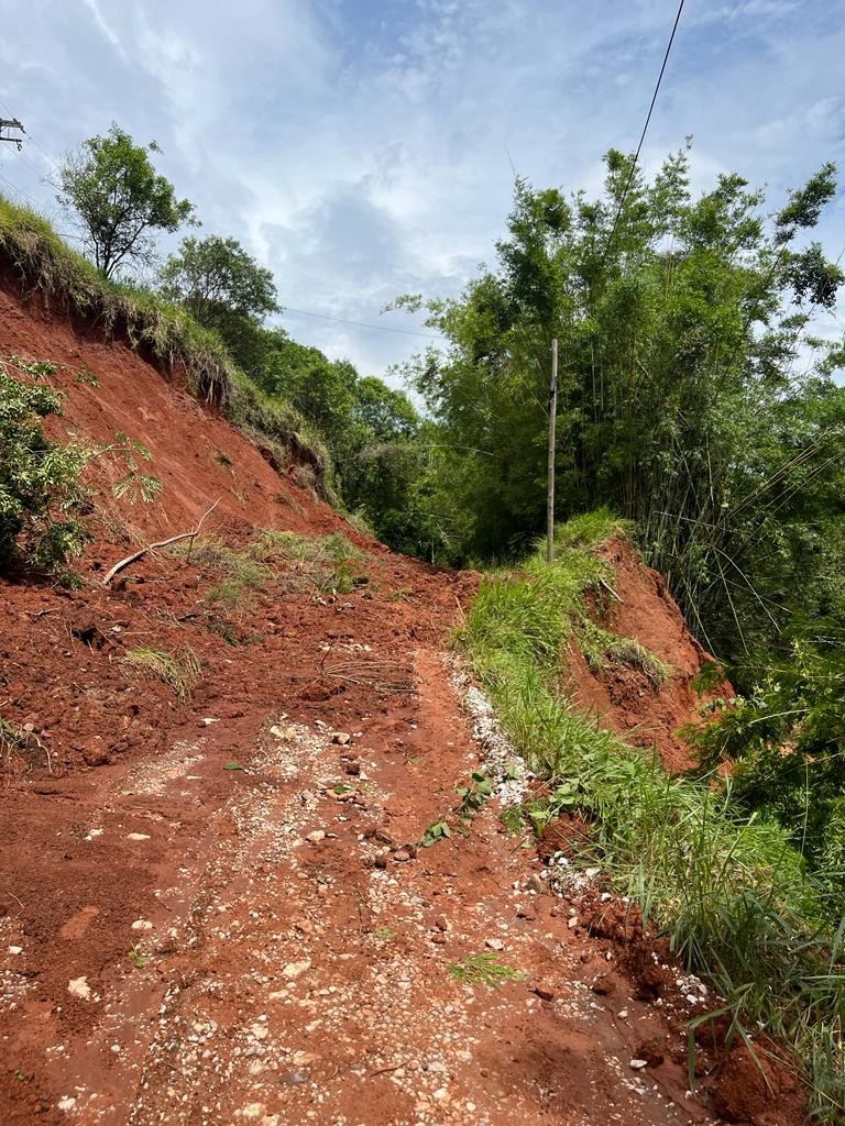 Moradores ficam ilhados após deslizamentos de terra na zona rural de Taubaté