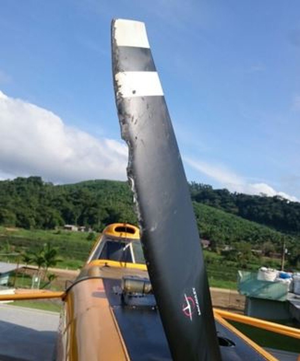 Hélice de avião que conseguiu pousar ficou danificada em 2016 — Foto: Corpo de Bombeiros/Divulgação