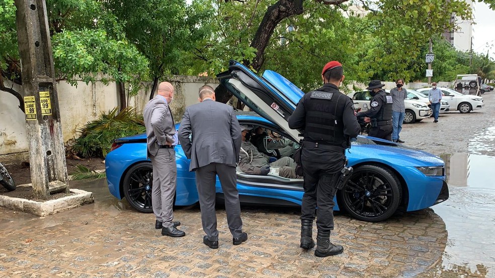 Operação Black Monday apreendeu uma BMW I Roadster (esquerda), no bairro do Altiplano, em João Pessoa — Foto: Walter Paparazzo/G1