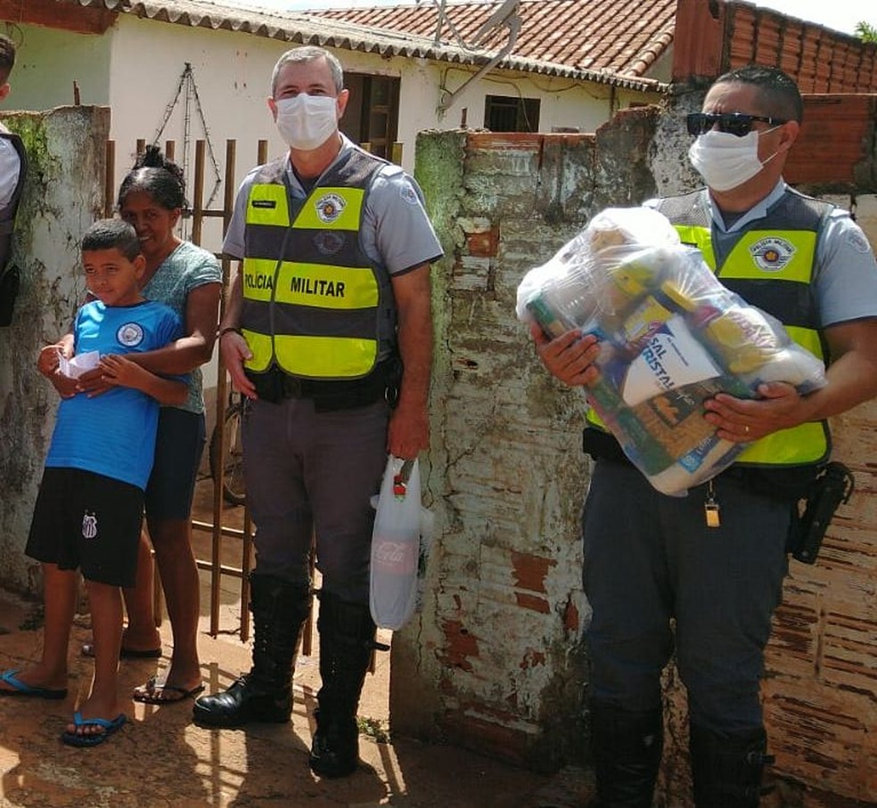 Policiais rodoviários fizeram a entrega das cestas básicas em Platina — Foto: Polícia Rodoviária / Divulgação