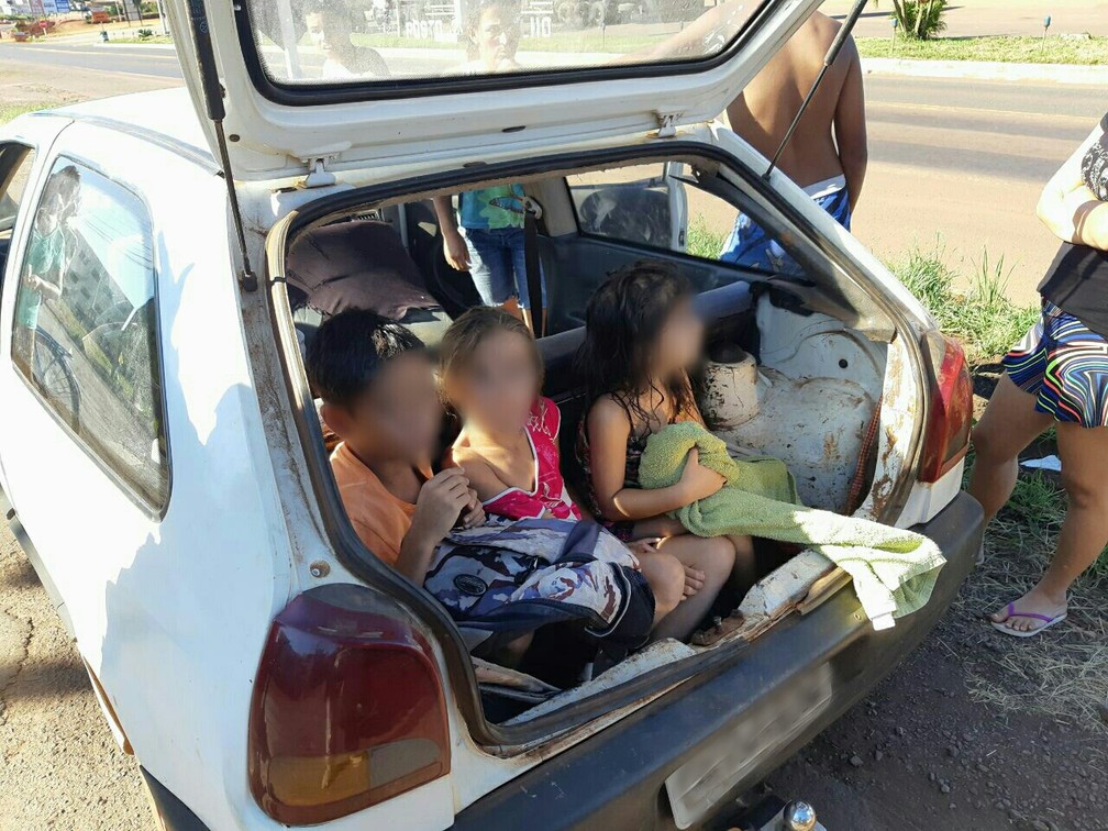 VeÃ­culo estava com nove pessoas na BR-163, em CapitÃ£o LeÃ´nidas Marques, no oeste do estado, segundo a polÃ­cia â€” Foto: PolÃ­cia RodoviÃ¡ria Federal/DivulgaÃ§Ã£o