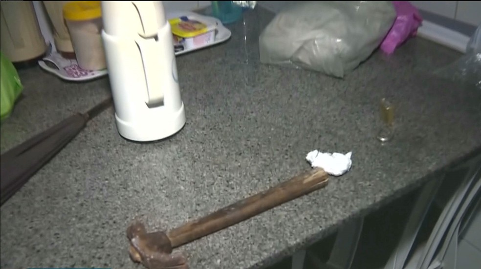Criminosos deixaram ferramentas utilizadas para arrombar creche em Campina Grande — Foto: Reprodução/TV Paraíba