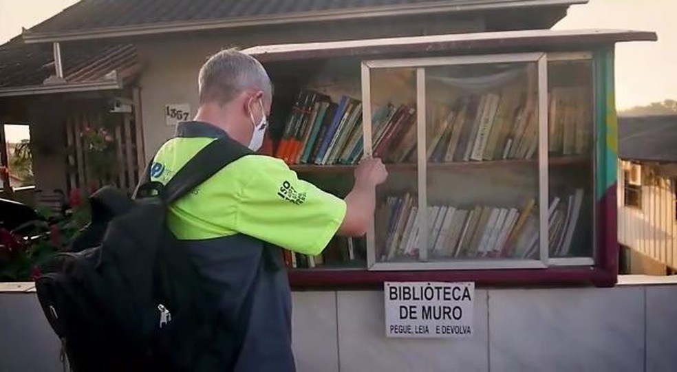 'Pegue, leia e devolva', assim funciona a biblioteca de muro criada em Joinville, no Norte catarinense — Foto: Arquivo pessoal