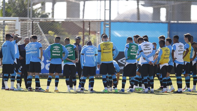 Roger treina bolas paradas e mantém uma dúvida no Grêmio para estreia