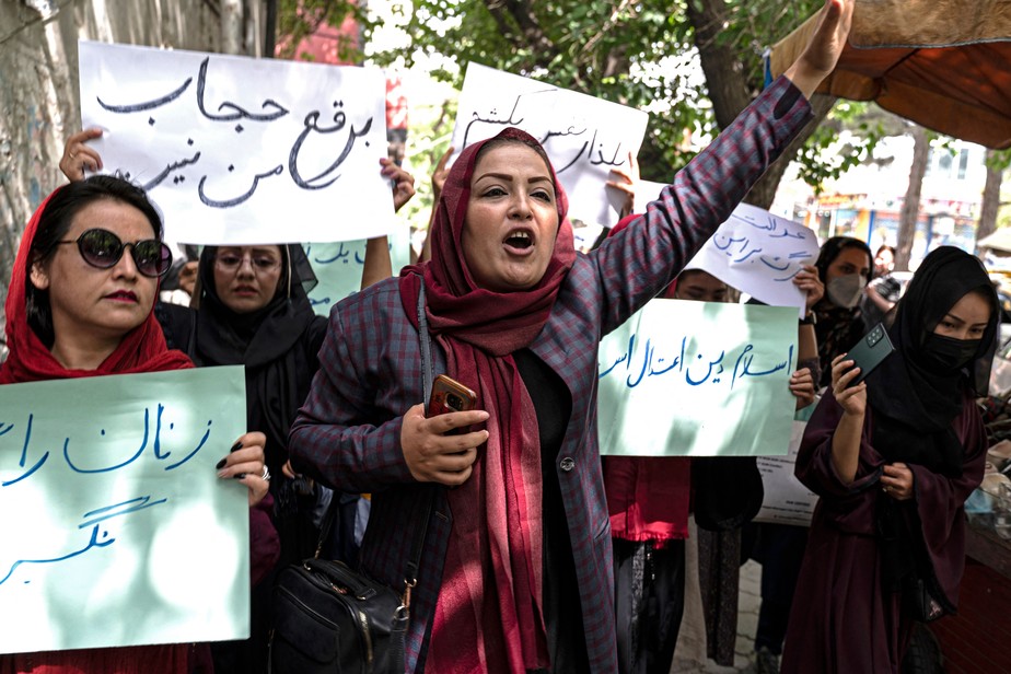 Integrantes do Movimento de Mulheres do Afeganistão protestam em Kabul contra ordem do Talibã que determina que mulheres devem cobrir toda a cabeça, incluindo o rosto, em público, em 10 de maio de 2022
