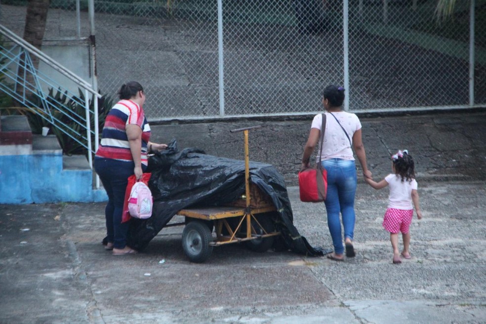 Familiares de Camila foram ao aeroclube receber o caixão neste sábado (22). Filha mais velha acompanhou corpo da mãe — Foto: Rickardo Marques/G1 AM