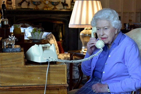 Rainha Elizabeth II ao telefone (Foto: Divulgação)