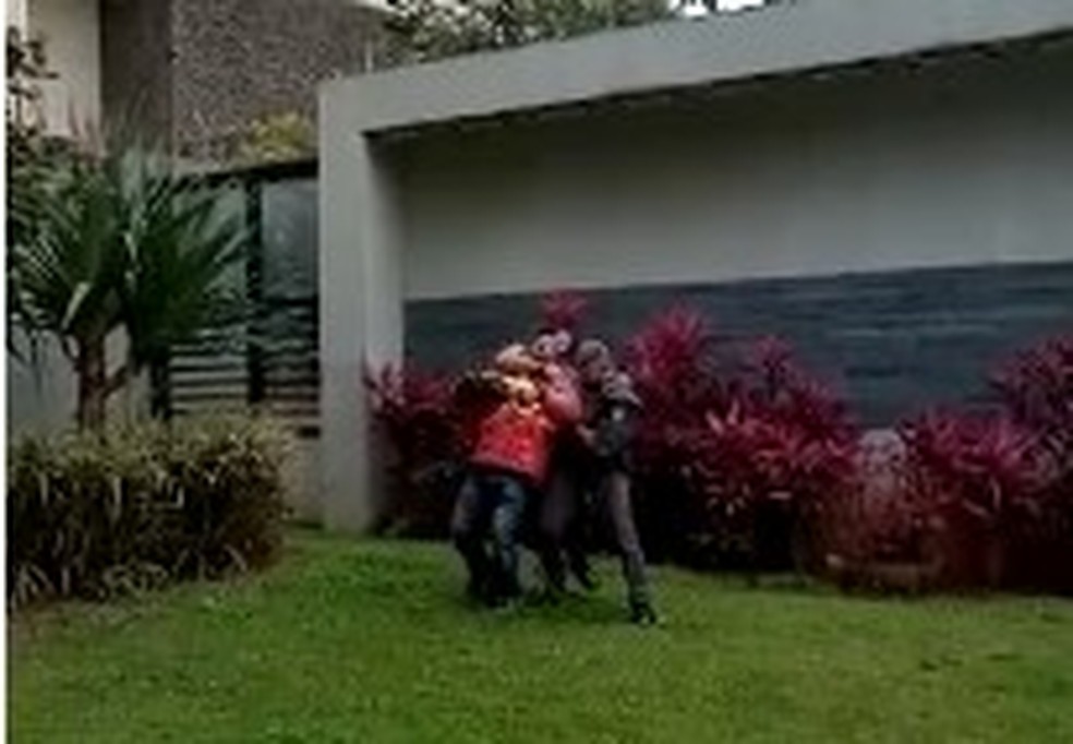 Policiais dão gravata em entregador — Foto: Reprodução