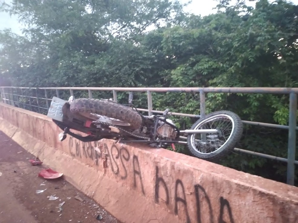 Segundo a PM, o motociclista bateu contra a lateral da ponte, foi jogado no chão e morreu no local.  — Foto: Polícia Militar 