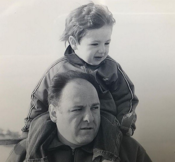 James Gandolfini (1961-2013) em foto de família com o filho, Michael Gandolfini (Foto: Instagram)