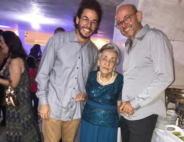 Túlio Gadêlha com a tia e outro parente (Foto: Reprodução/Instagram)